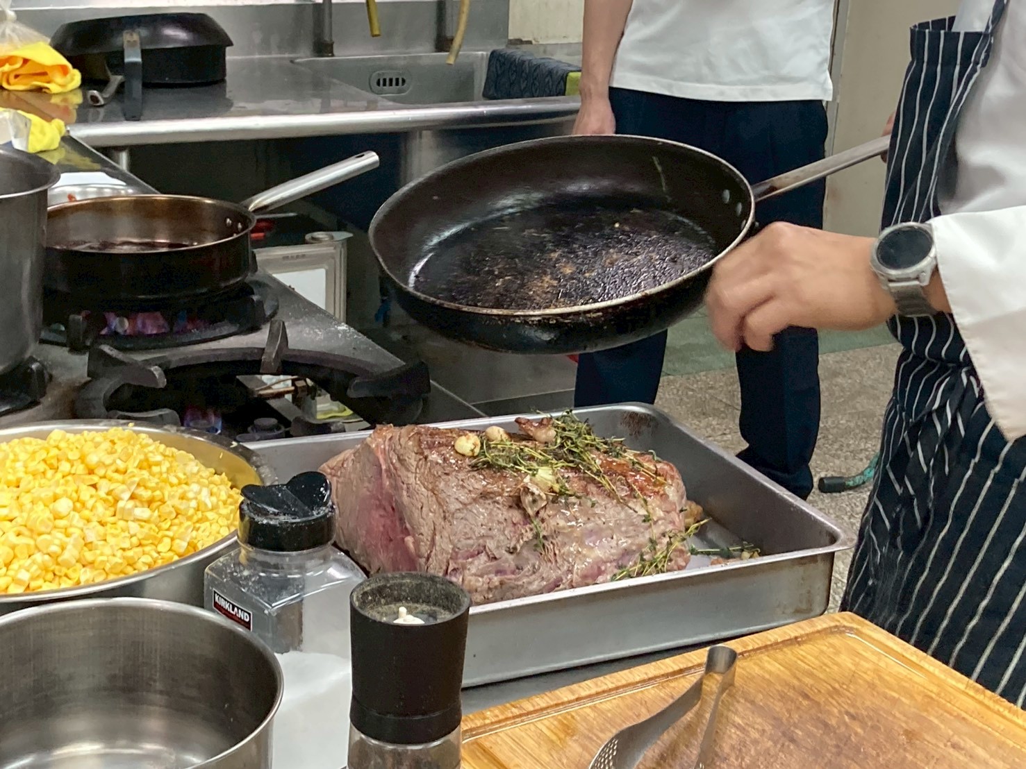 放下去煎要放（帶皮大蒜、香草束）