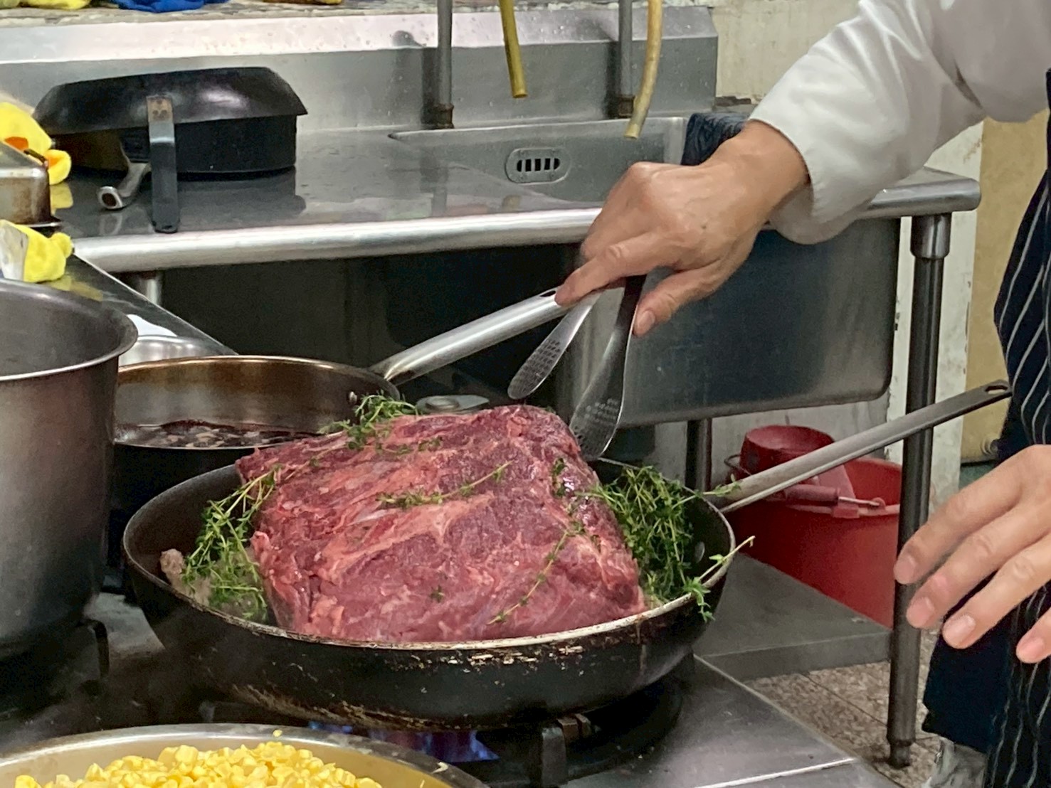 整塊牛肉放下去煎