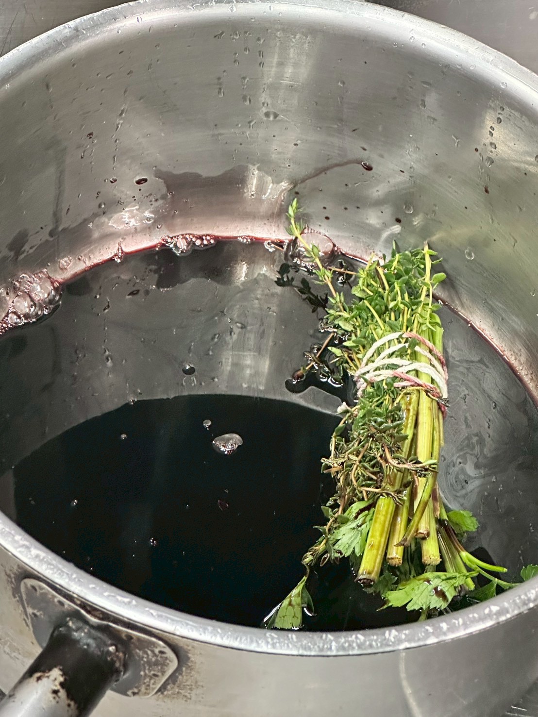 濃縮紅酒裡放入香草束