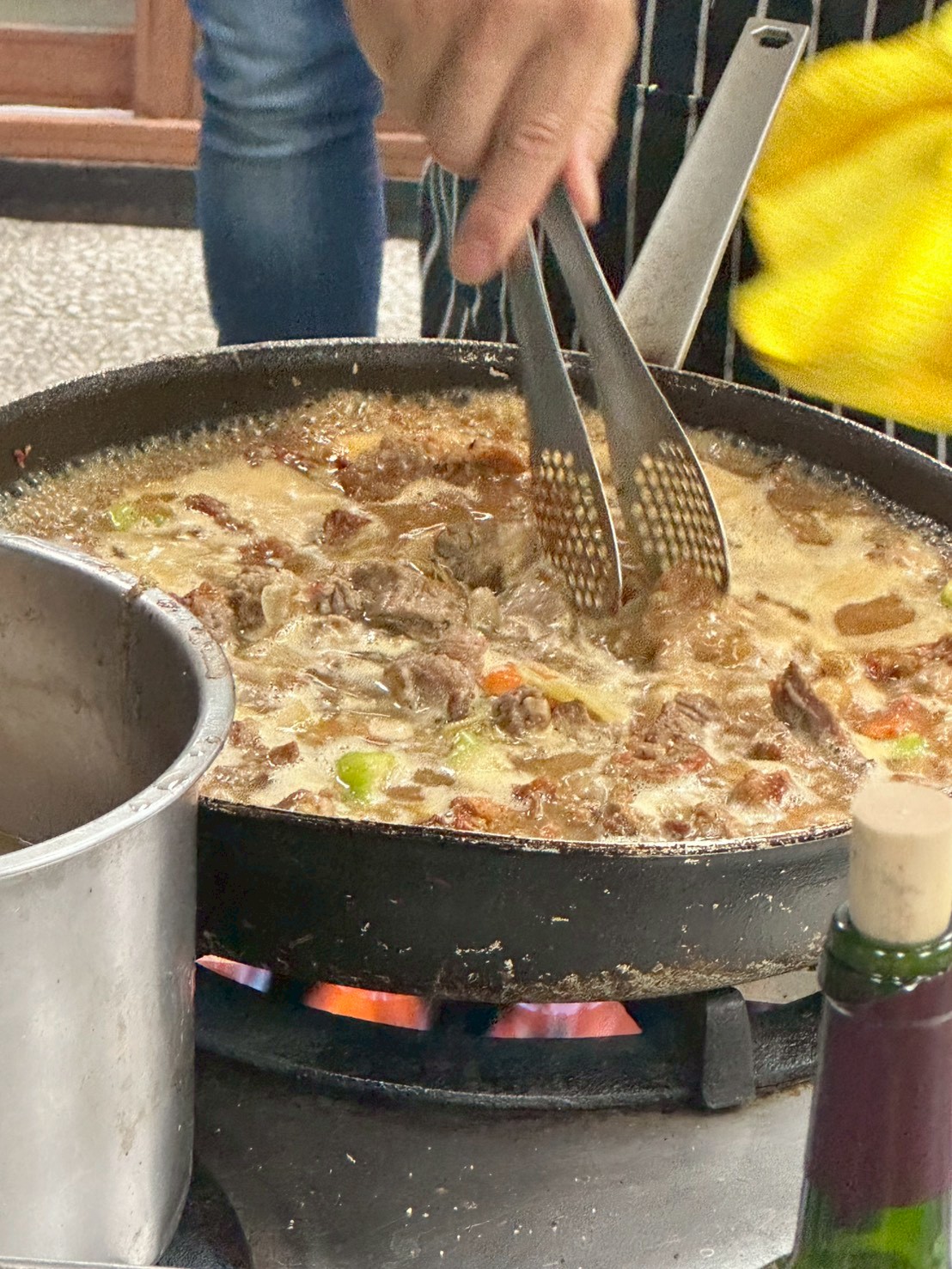 牛褐高湯燉煮中