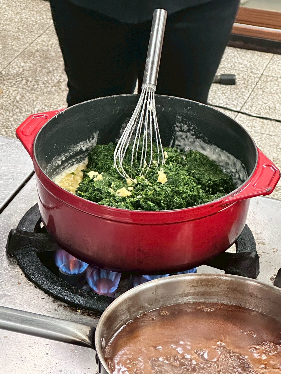 菠菜炒香中（記得水分要瀝乾）