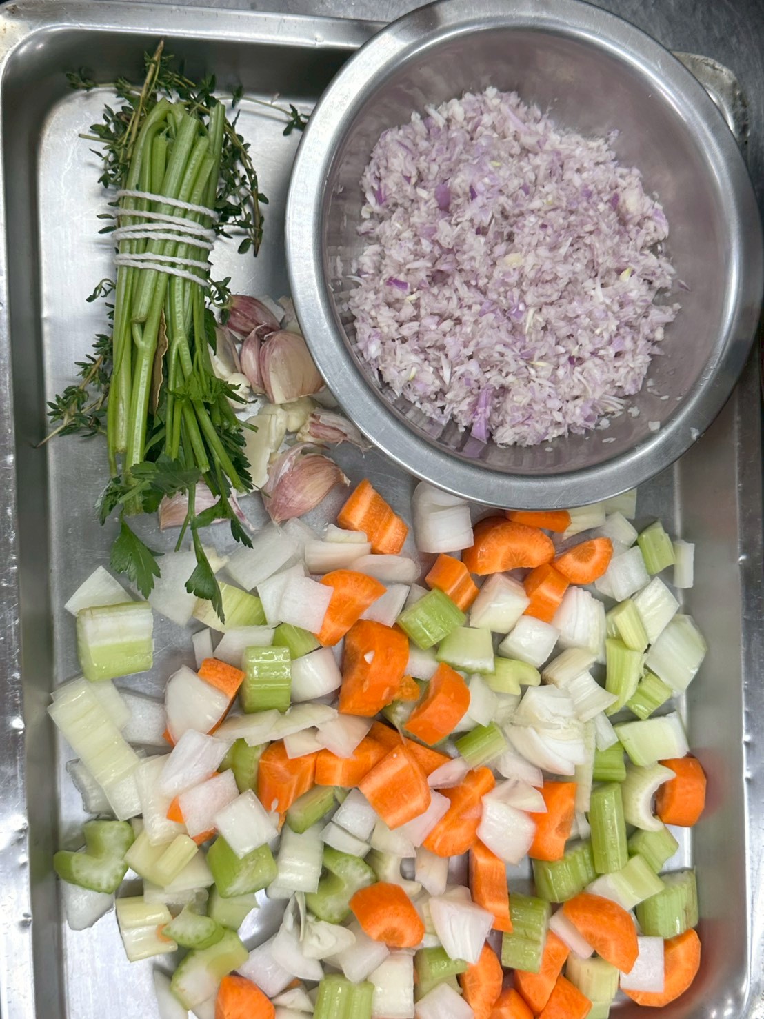 配料（香草束、西芹、紅蘿蔔、帶皮大蒜、紅蔥頭切碎）