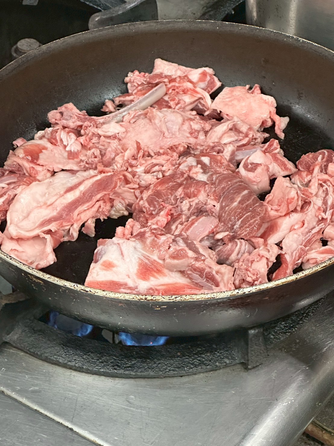 剩餘的邊角料煎一煎可以做牛褐高湯