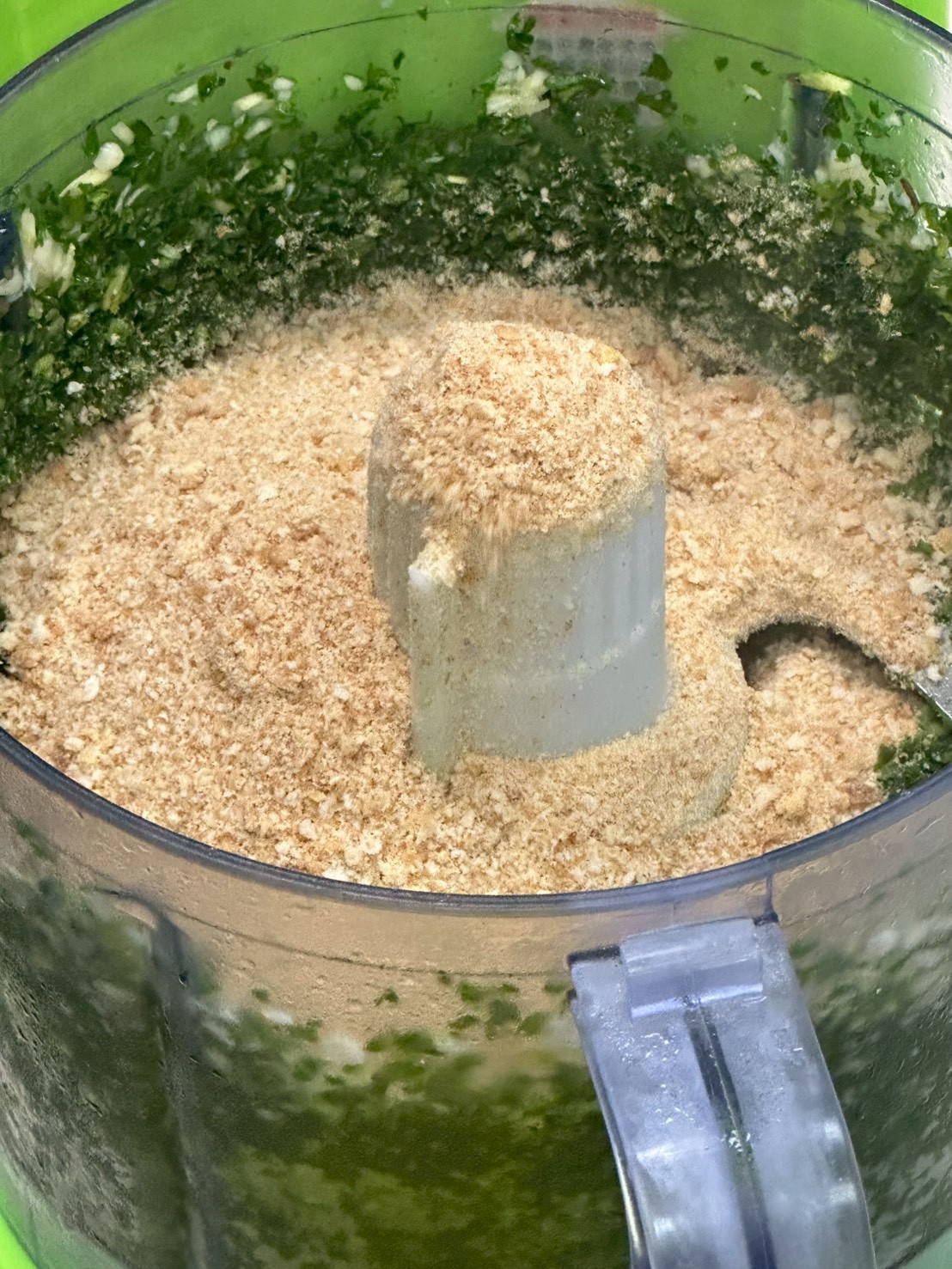 巴西里蒜頭都打碎後才加麵包粉