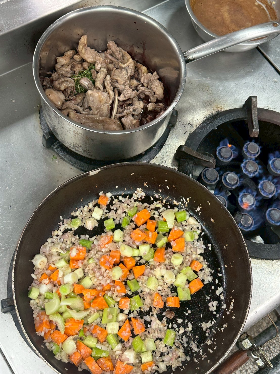 準備把牛和高湯材料都混合