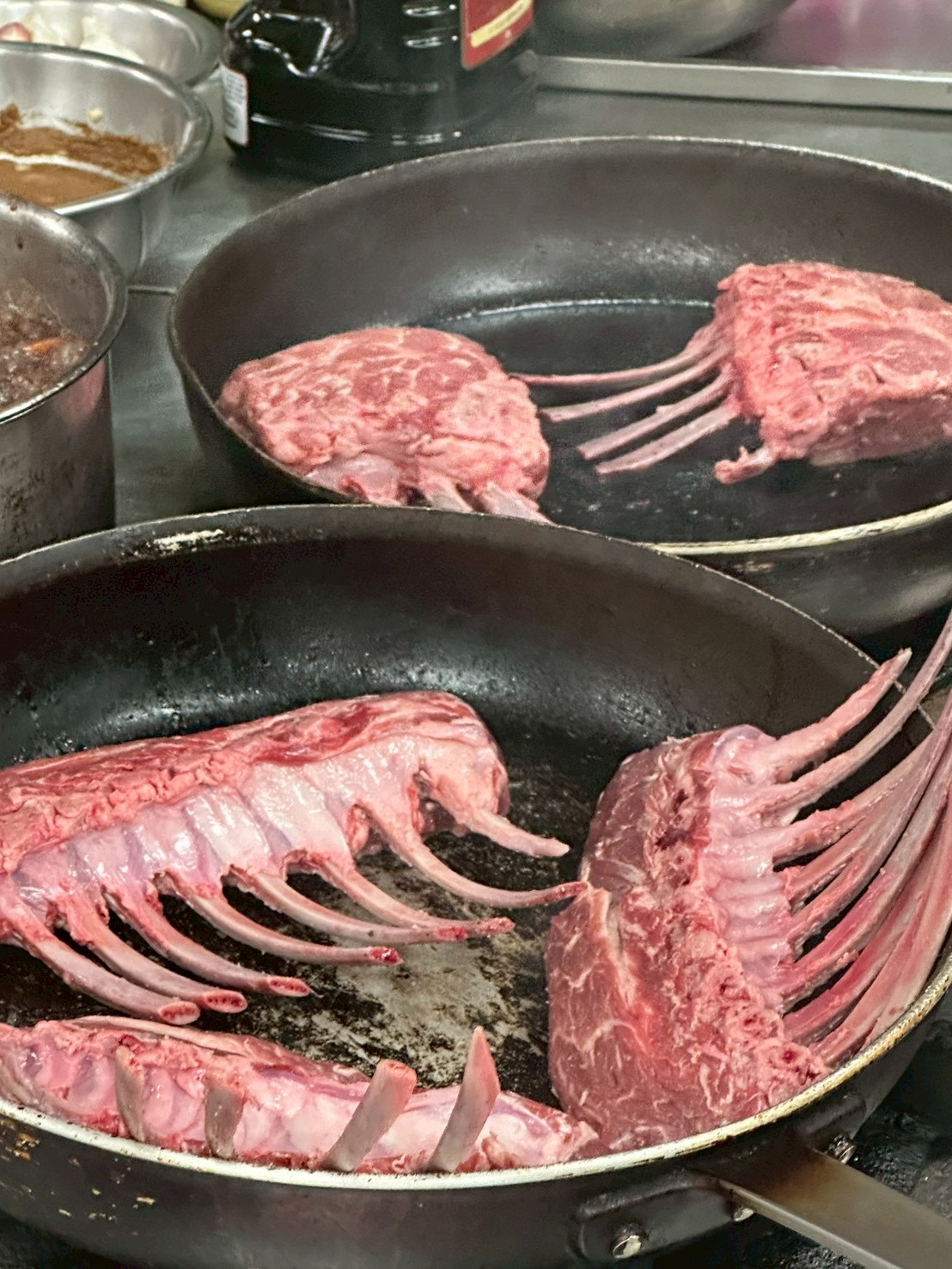 開始煎羊排