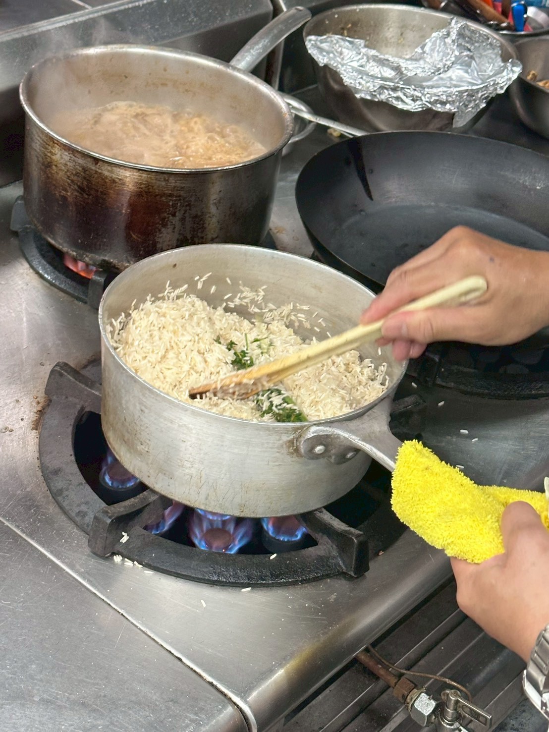 印度米放入香草束