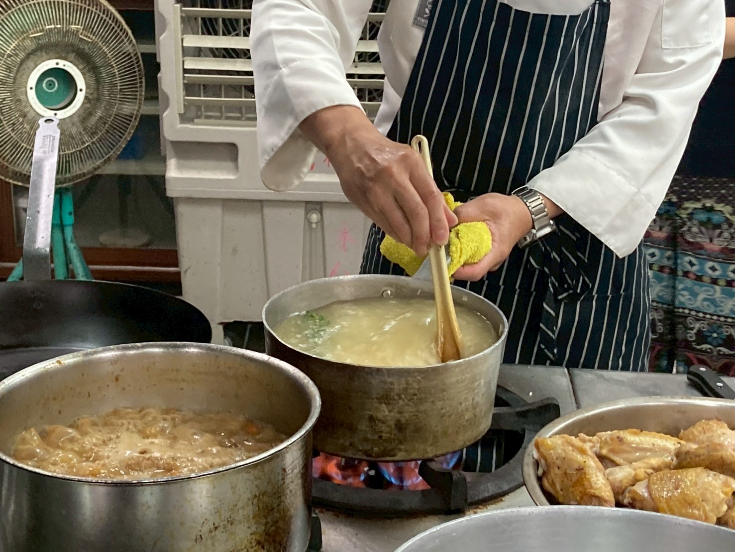 印度米炒好後加入雞高湯熬煮