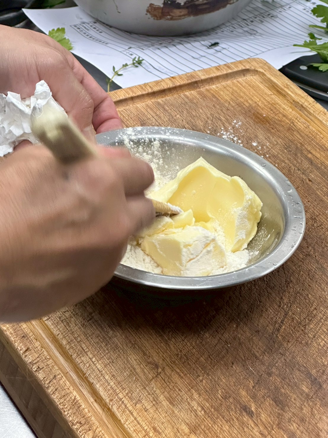 奶油和麵粉製作生奶油麵糊