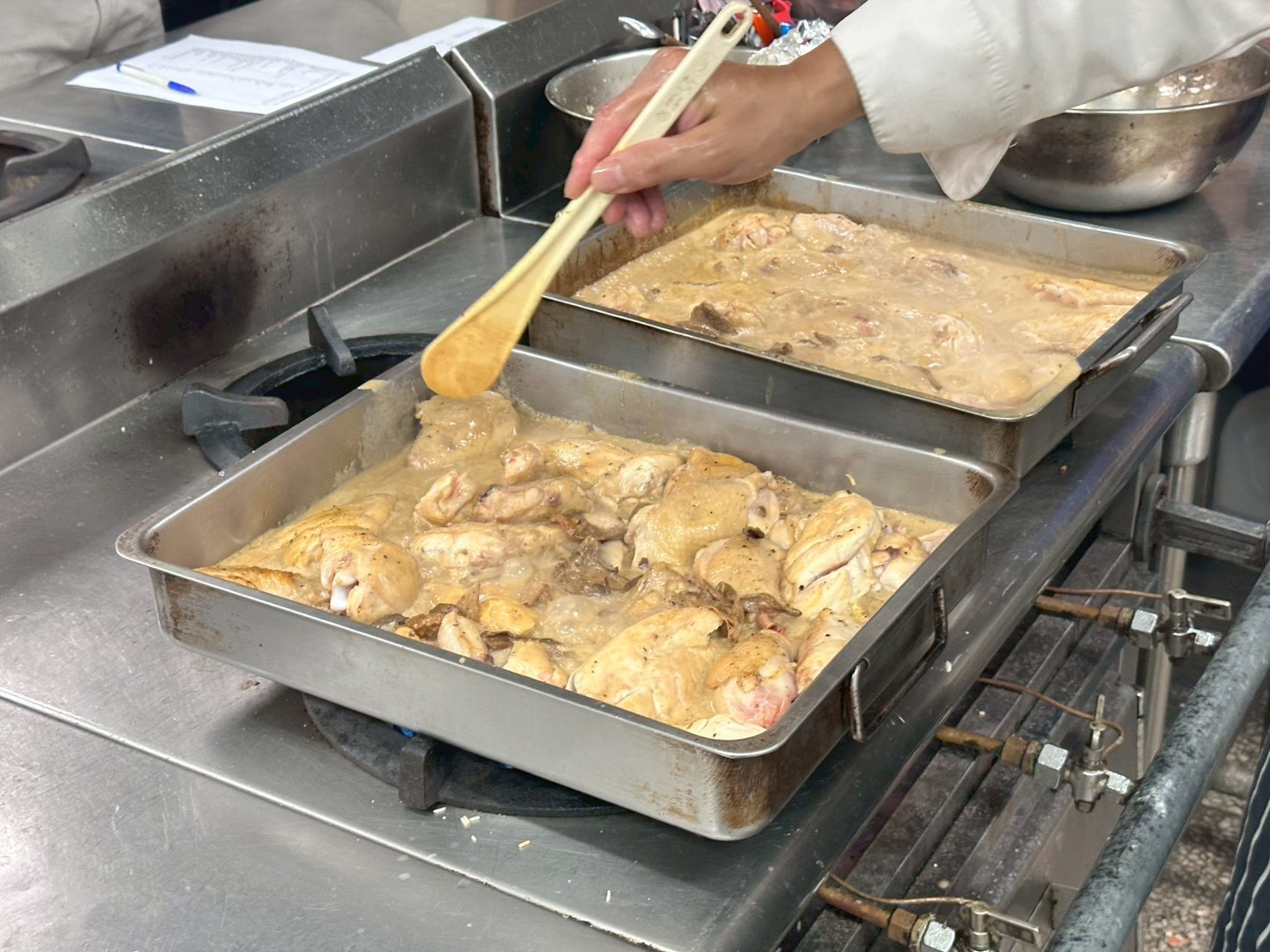 煎到半熟的雞肉燴入醬汁