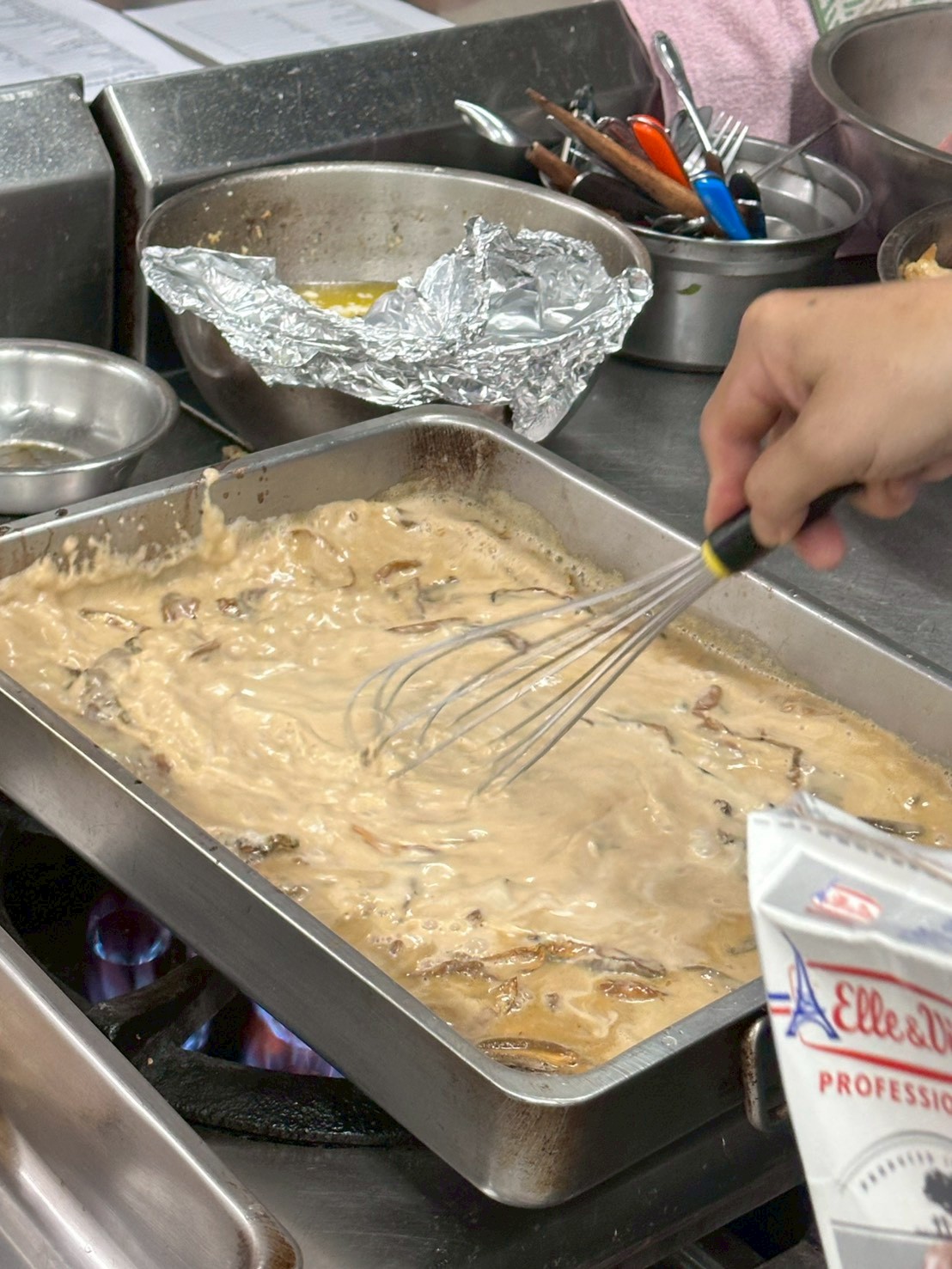 醬汁倒入奶油使其濃稠