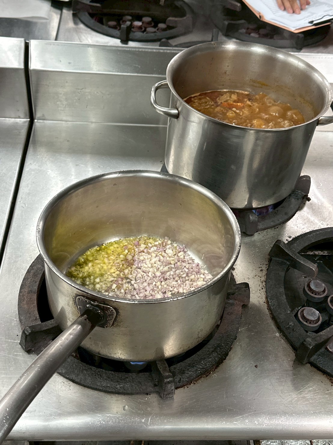 做醬汁先用橄欖油炒紅蔥頭