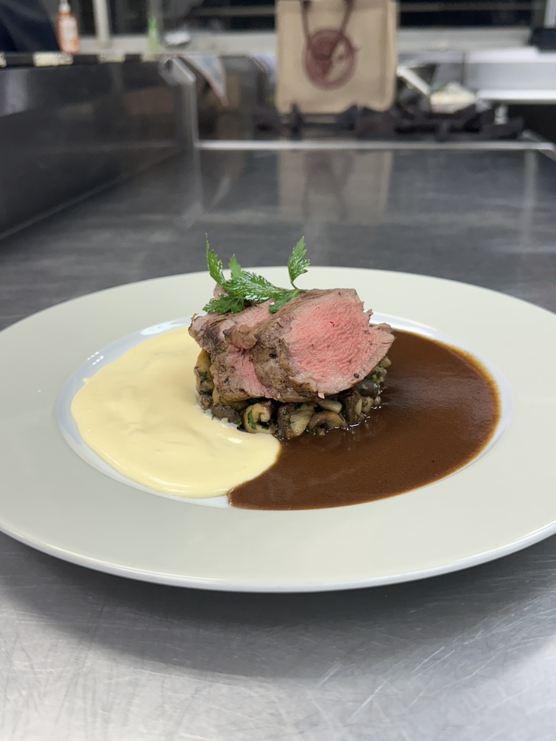 皮埃蒙特式嫩牛排佐雙醬與綜合菇 (Piedmontese Style Tenderloin with Double Sauce)