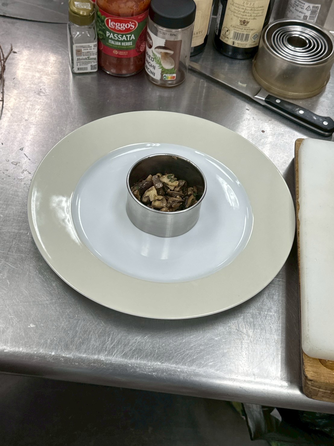 擺盤放入炒好的香菇