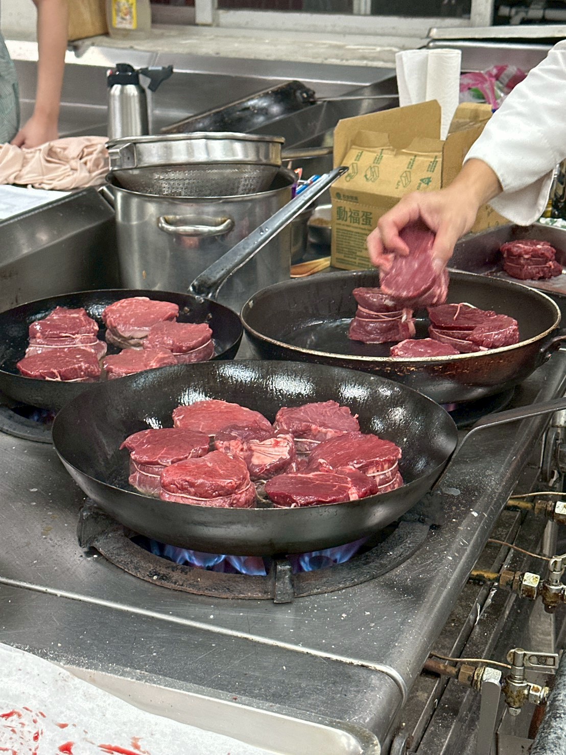 放入綁好的牛肉