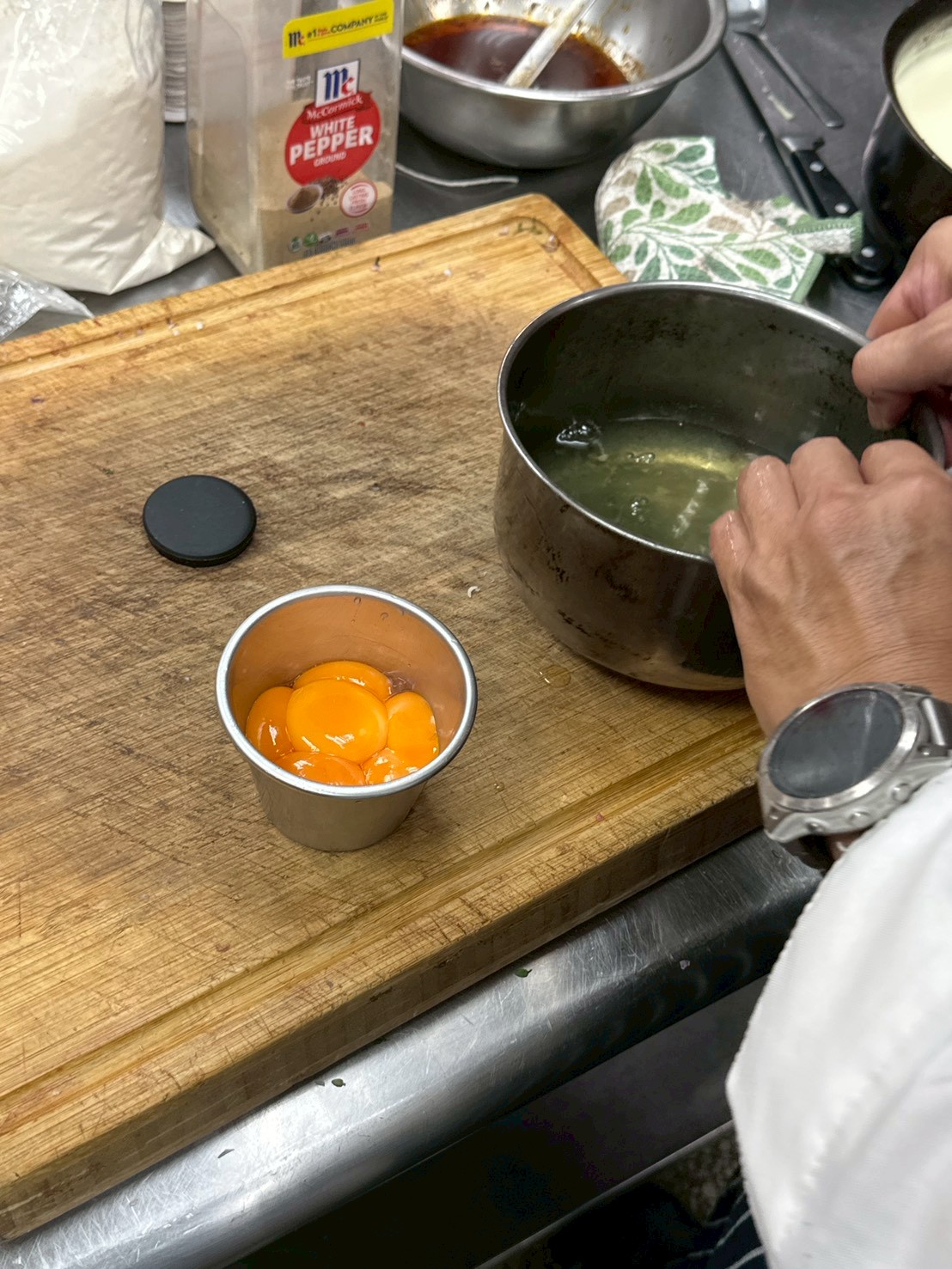 最後加入蛋黃調顏色