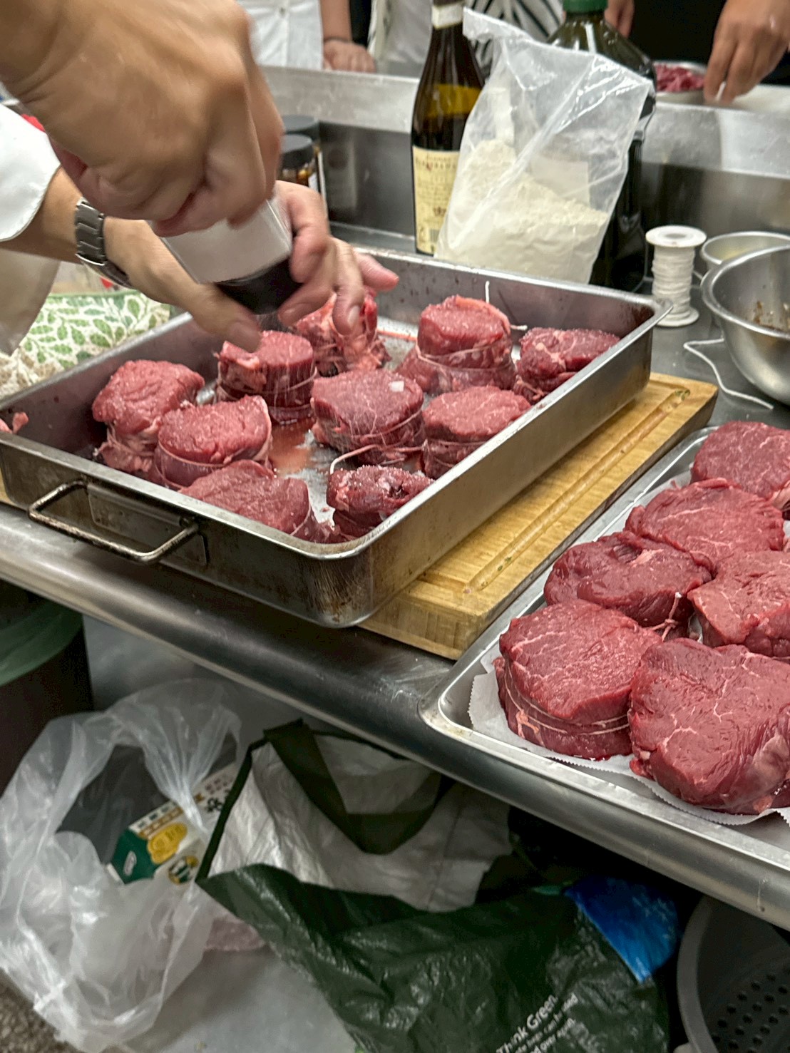 煎牛肉前先灑鹽巴和黑胡椒