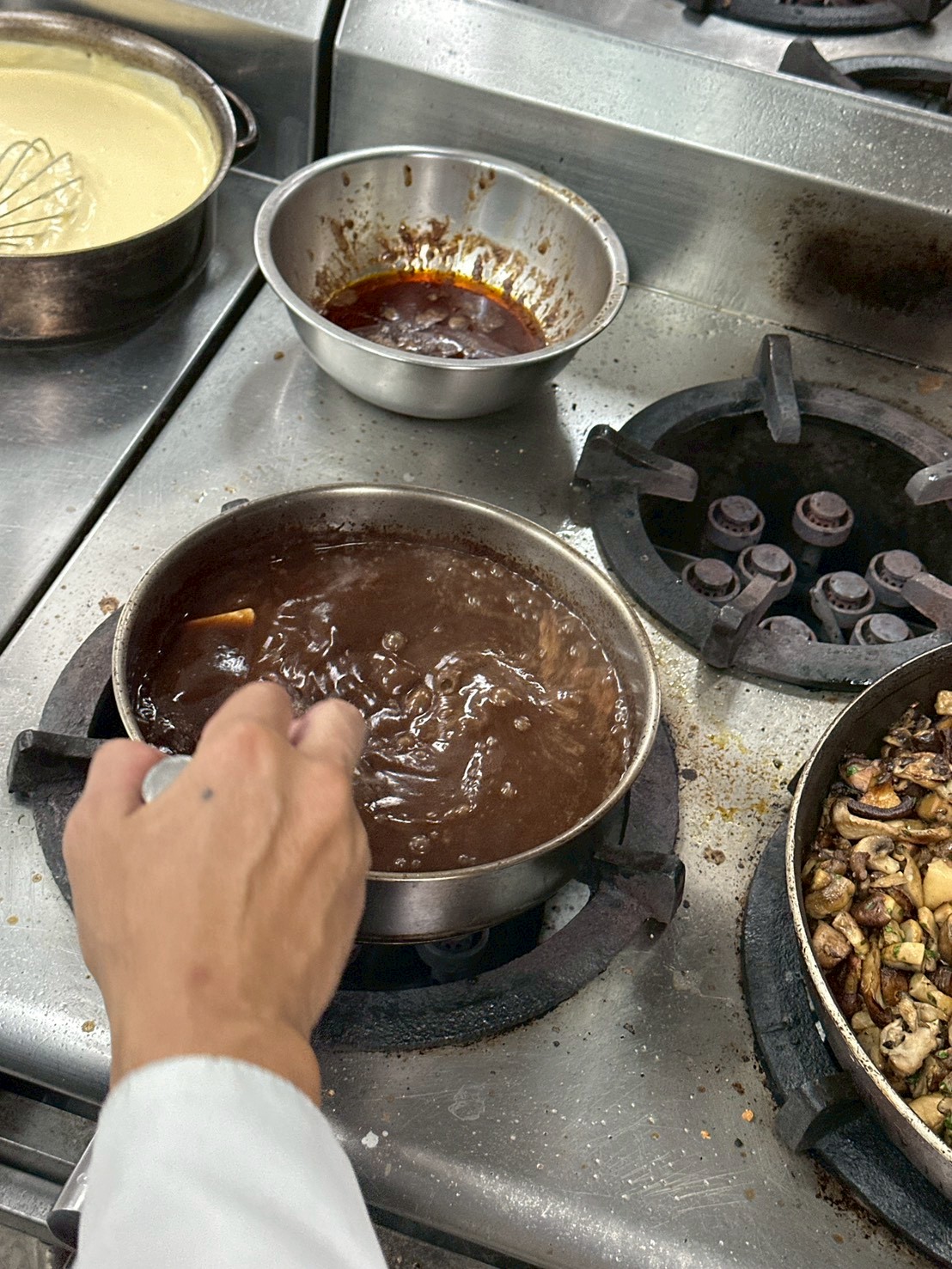 牛和高湯裡最後加入冷藏鮮奶油使其增加濃稠度及亮度、火藥關掉使其慢慢冷卻乳化