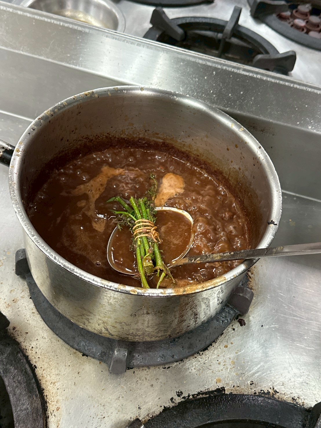 香草束丟進高湯裡熬煮