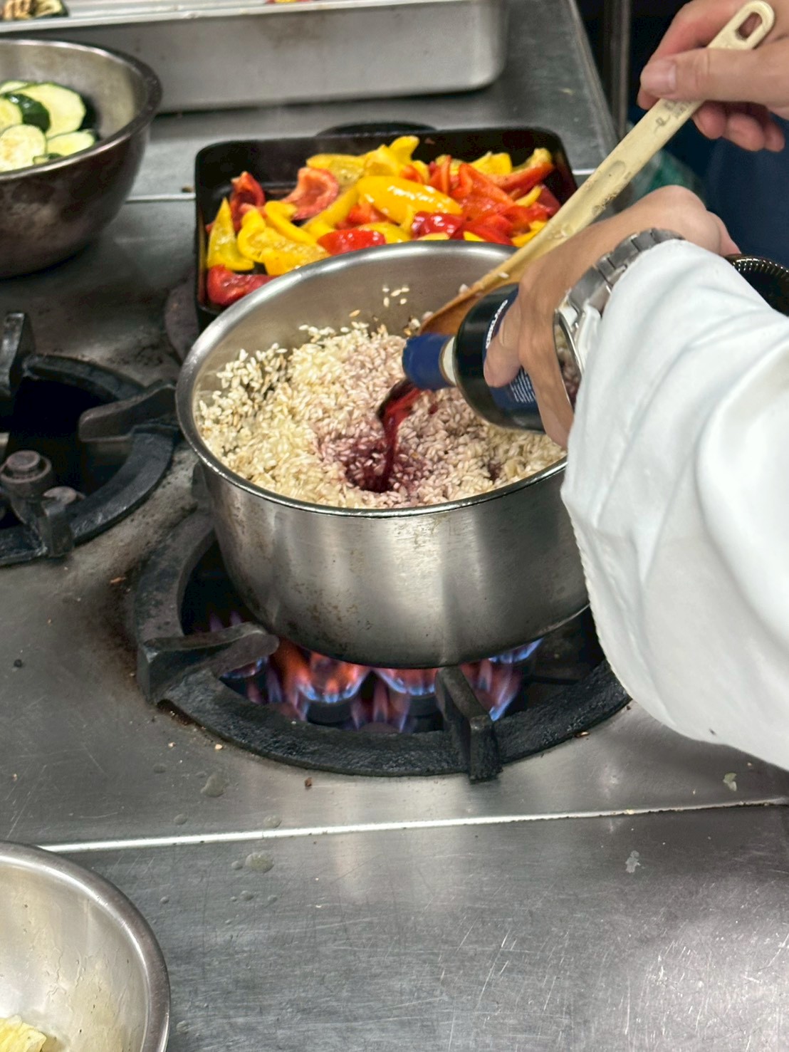 燉飯最後倒入酒和雞高湯(不要一次倒入)