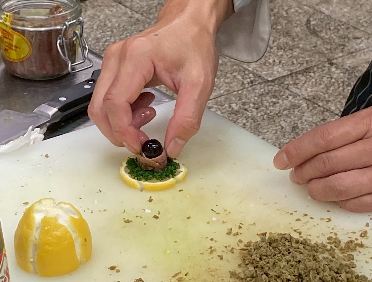 檸檬上放鯷魚及橄欖