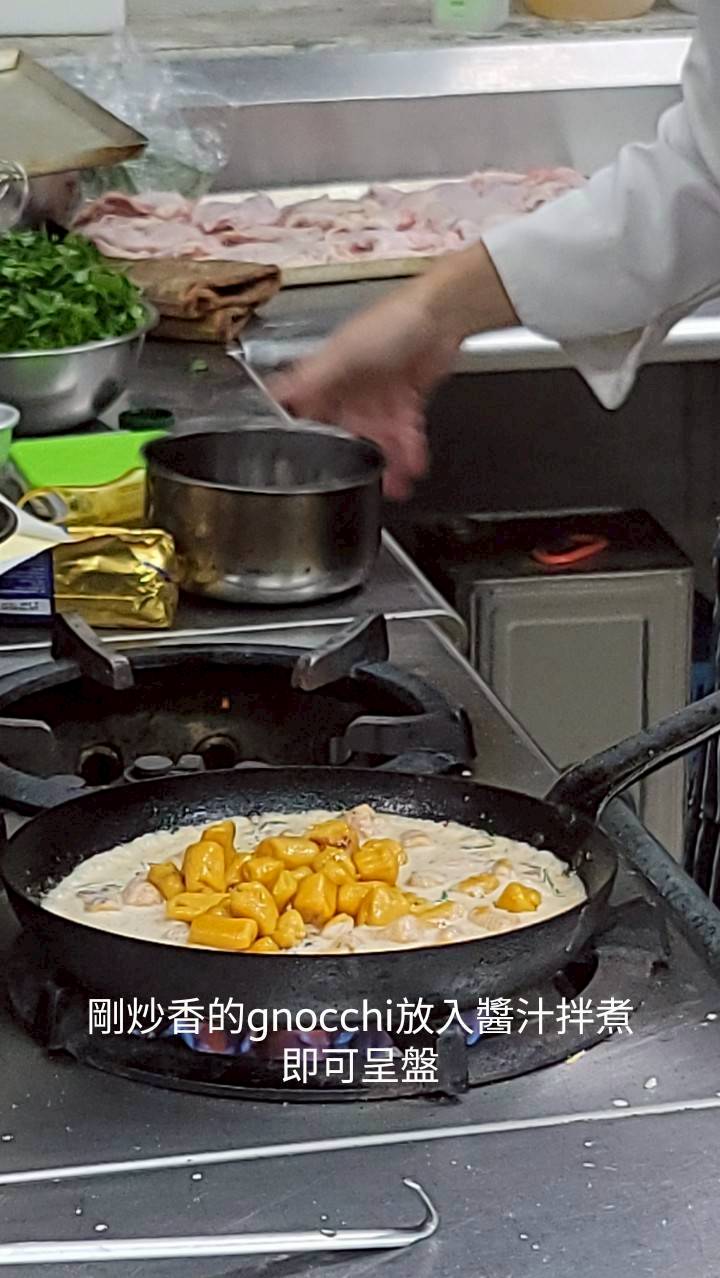 剛炒香的gnocchi放入醬汁拌煮即可盛盤