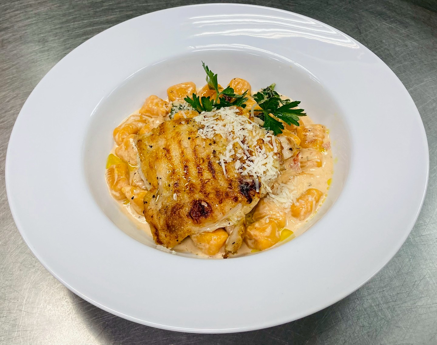 義大利地瓜麵疙瘩佐鼠尾草番茄奶油醬附煎烤雞腿排 (Sweet Potato Gnocchi with Sage Tomato Cream Sauce)