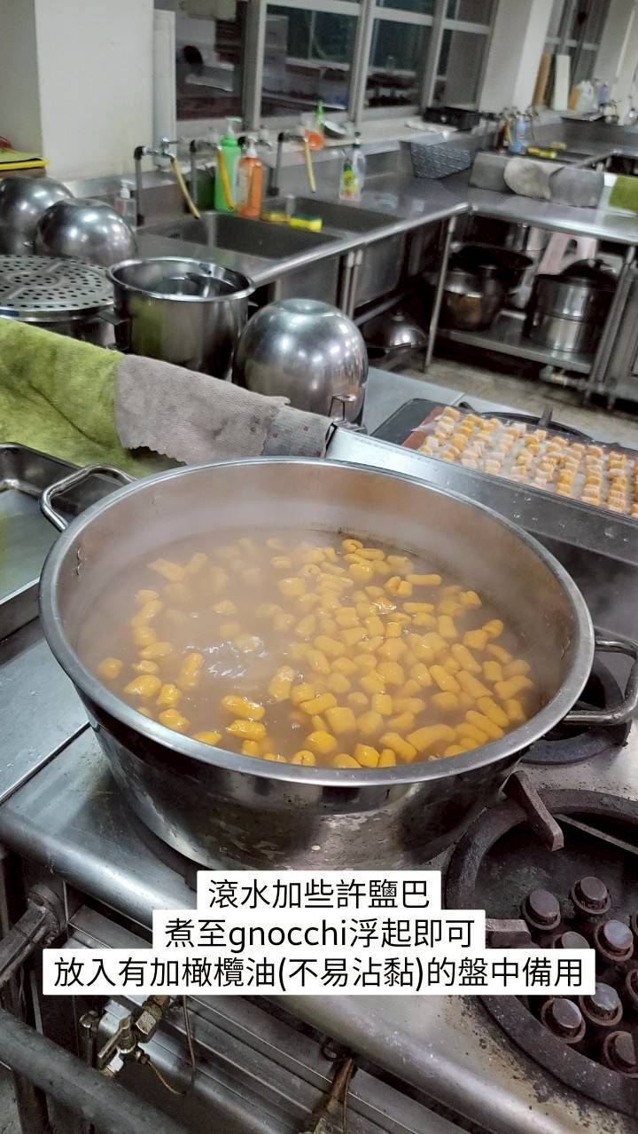 滾水加些許鹽巴煮至gnocchi浮起即可放入有加橄欖油(不易沾黏)的盤中備用