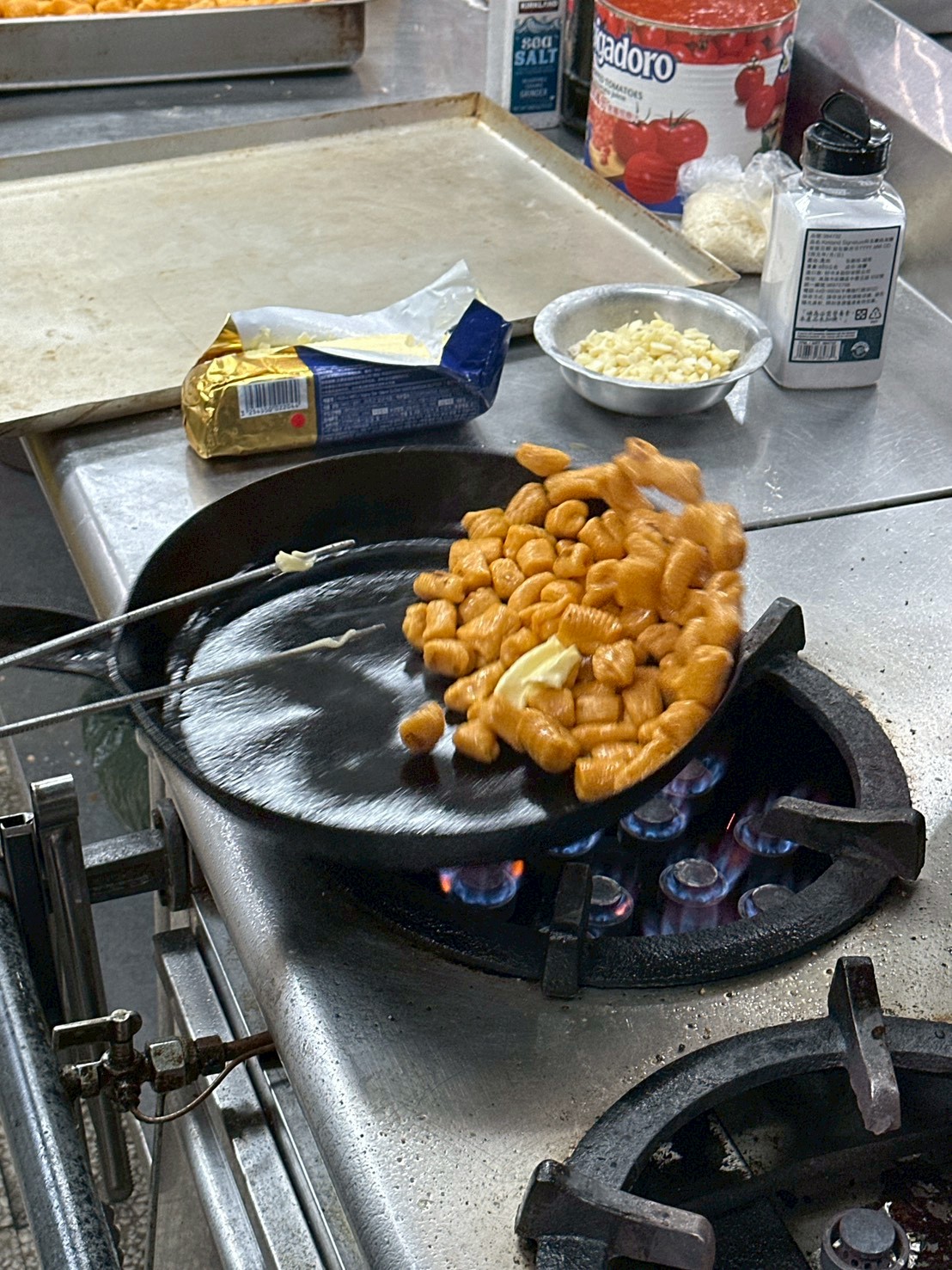 用奶油煎一下水煮好的麵疙瘩