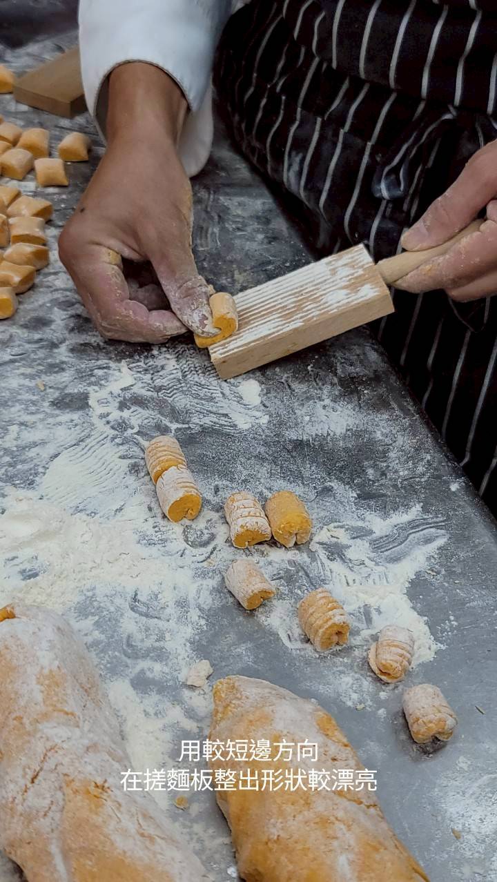 用較短編方向在搓麵板整齣形狀較漂亮