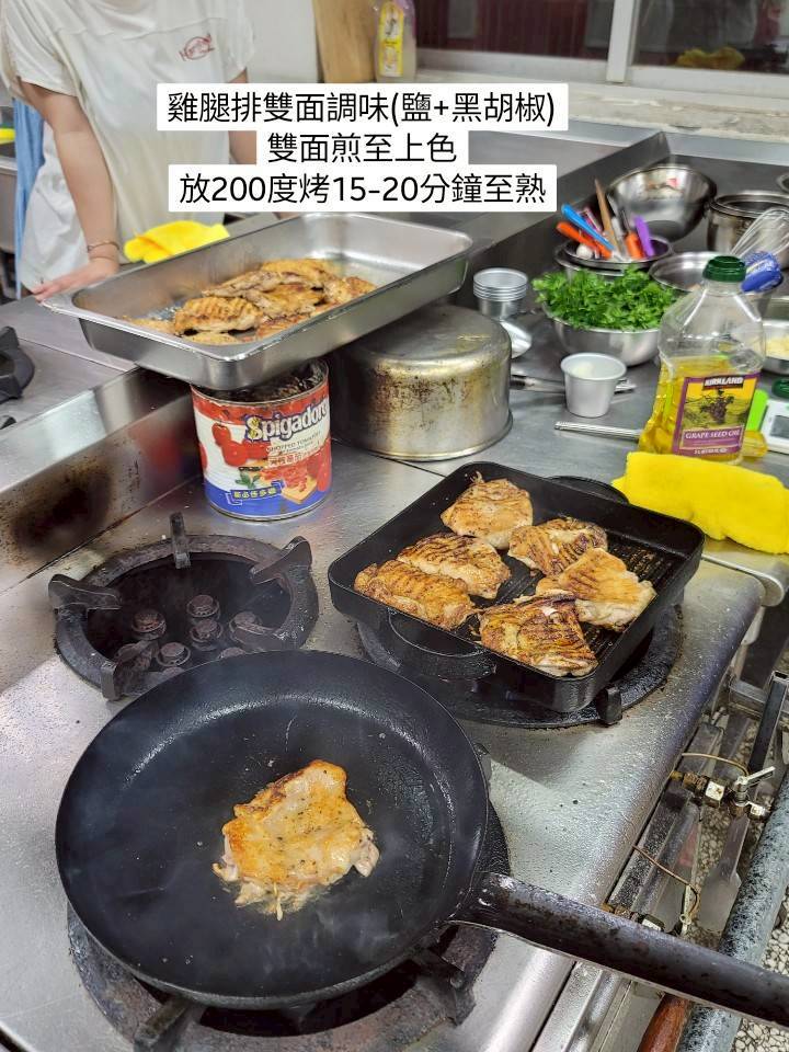 雞腿排雙面調味(鹽加黑胡椒)雙面煎至上色放200度烤15-20分鐘至熟