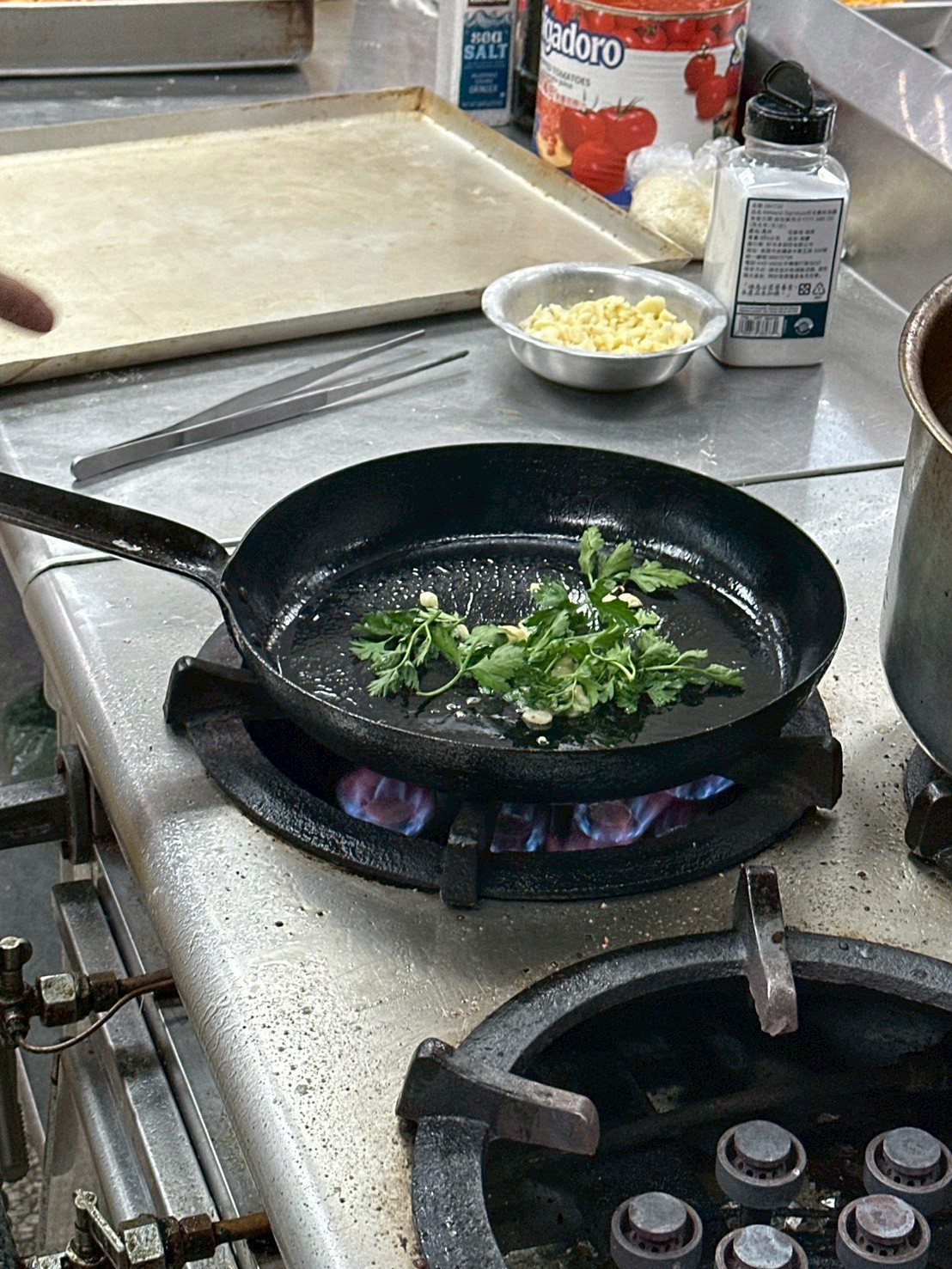 奶油蒜頭巴西里 番茄醬鼠尾草鹽鮮奶油高湯