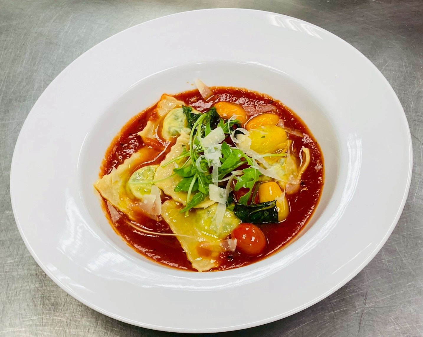 義式菠菜瑞可達起司餃附炒番茄與芝麻菜 (Spinach Ricotta Ravioli with Sautéed Tomatoes)