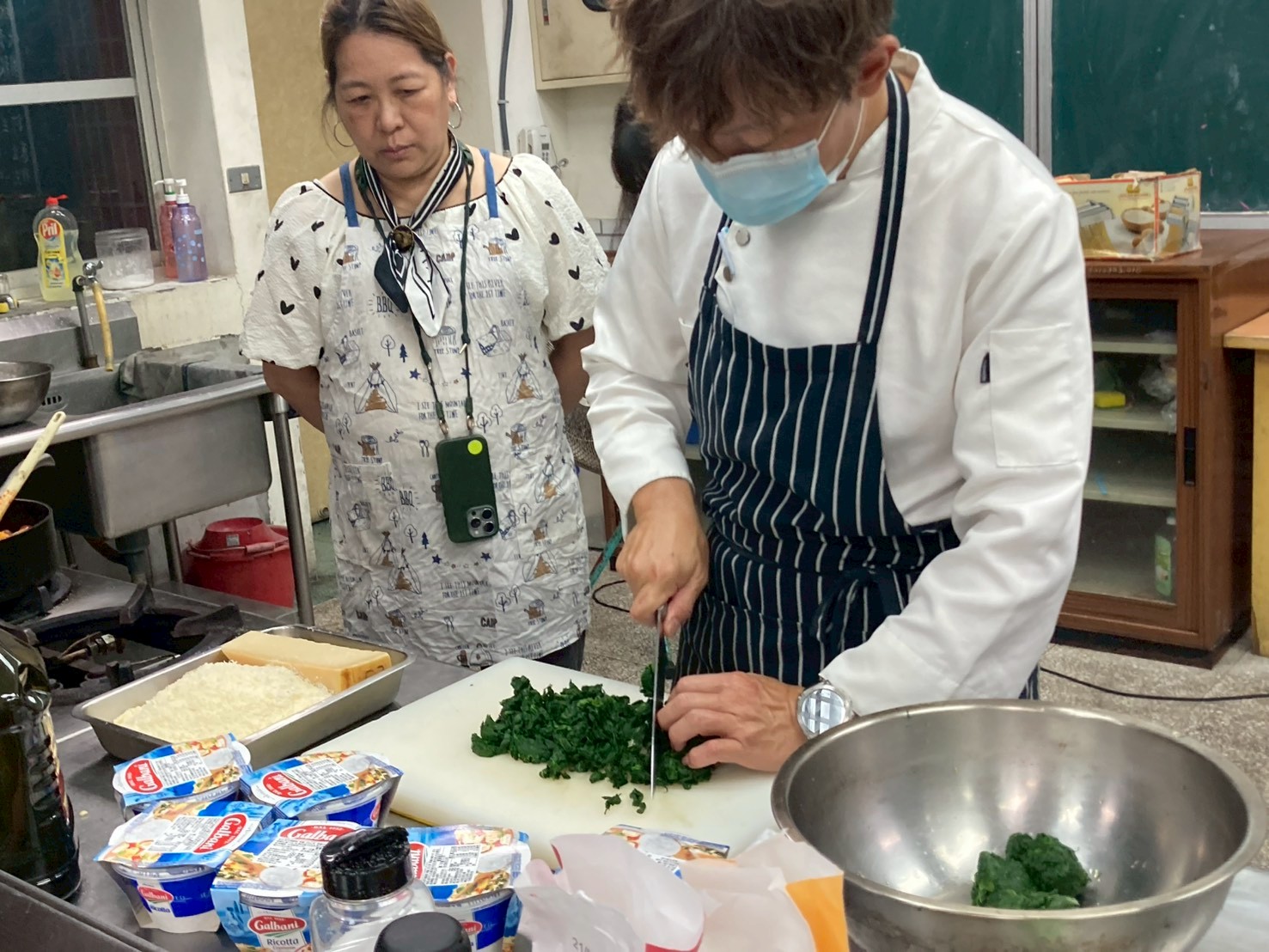 燙完的菠菜要切碎