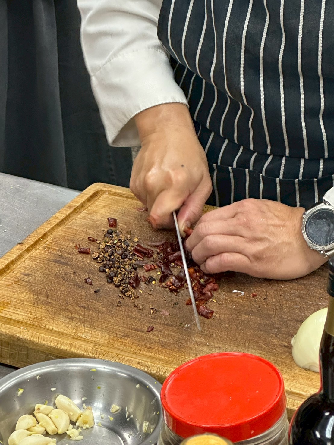 杜松子和辣椒切碎