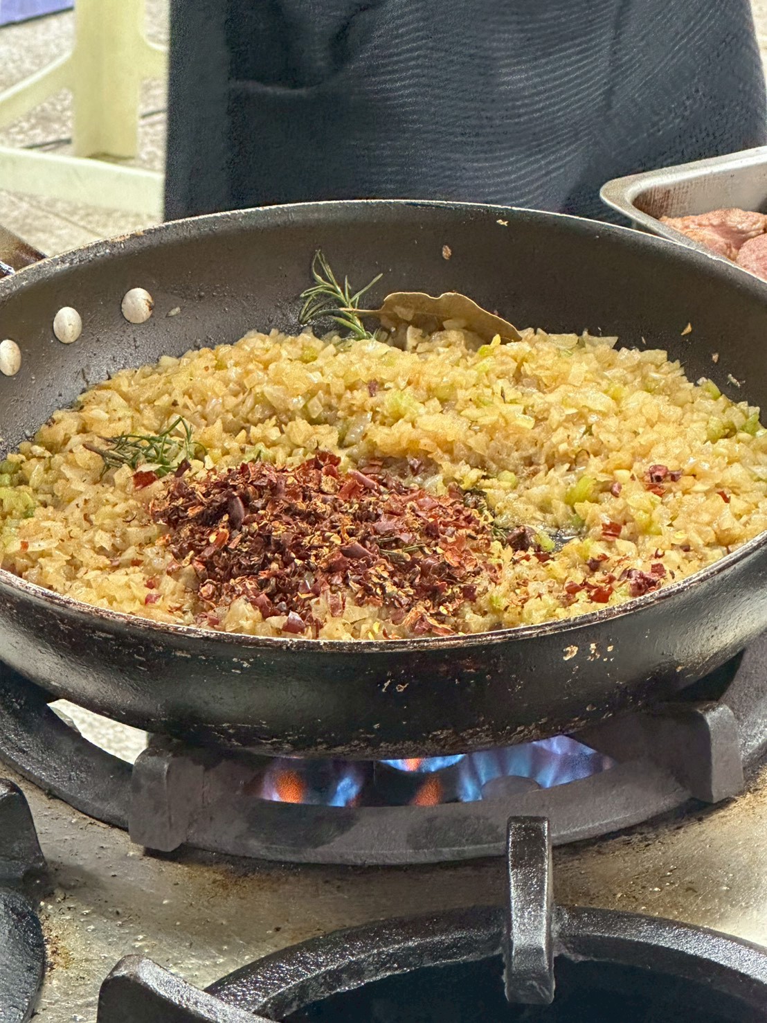 杜松子和辣椒放進配料一起炒