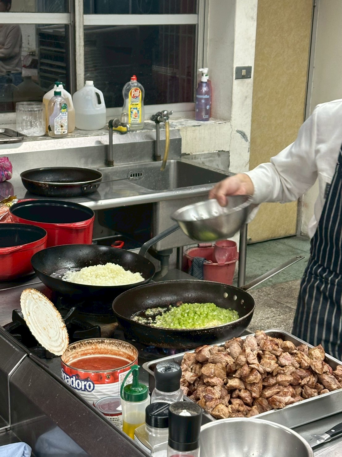 洋蔥芹菜蒜頭煎一下