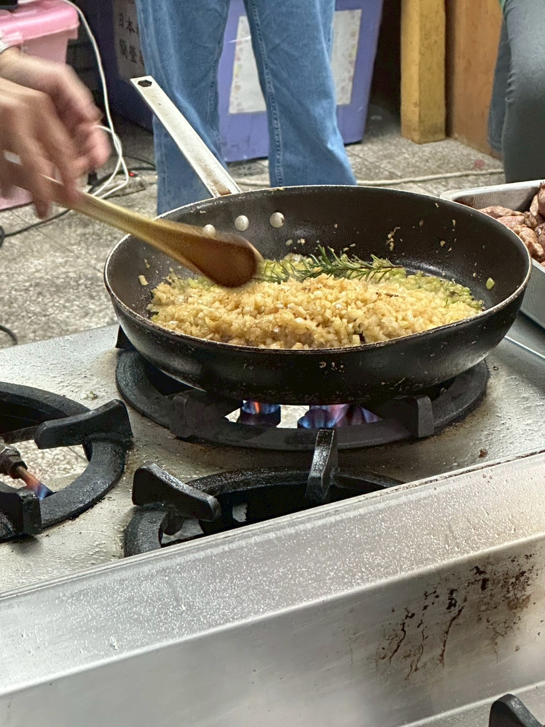 炒好的配料加迷迭香