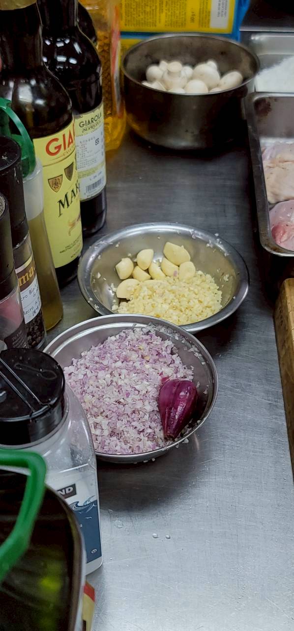 切碎的蒜頭後紅蔥頭