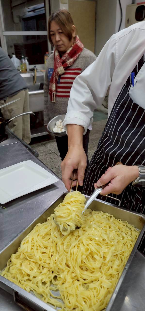 夾義大利麵準備擺盤