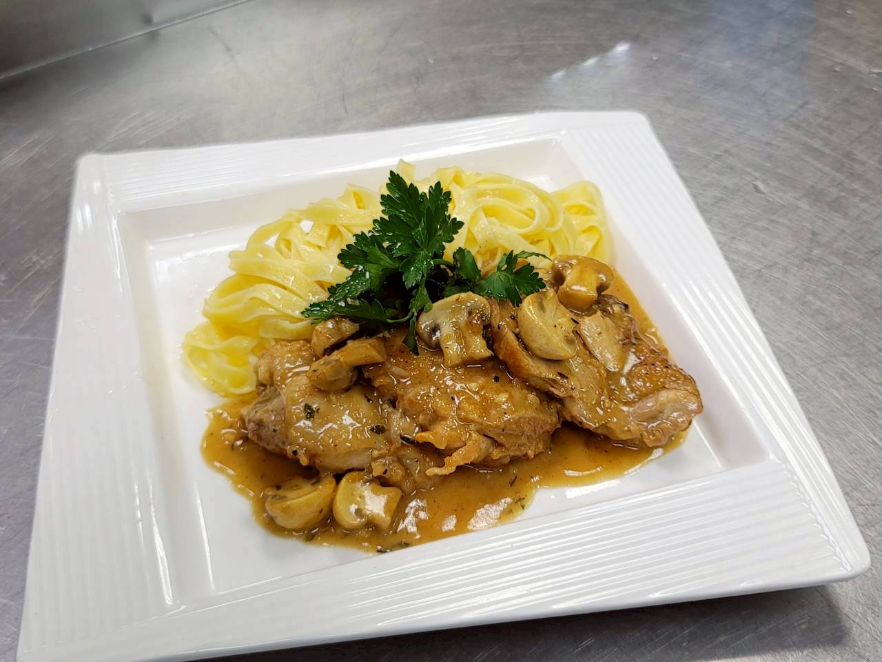 義式馬薩拉奶油雞附麵條