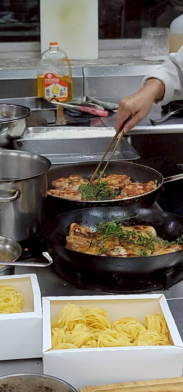 煎好的雞腿排放巴西里