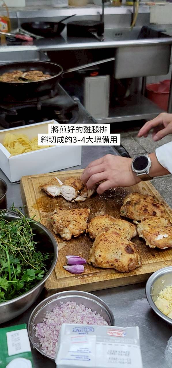煎好的雞腿排斜切成約3-4塊備用