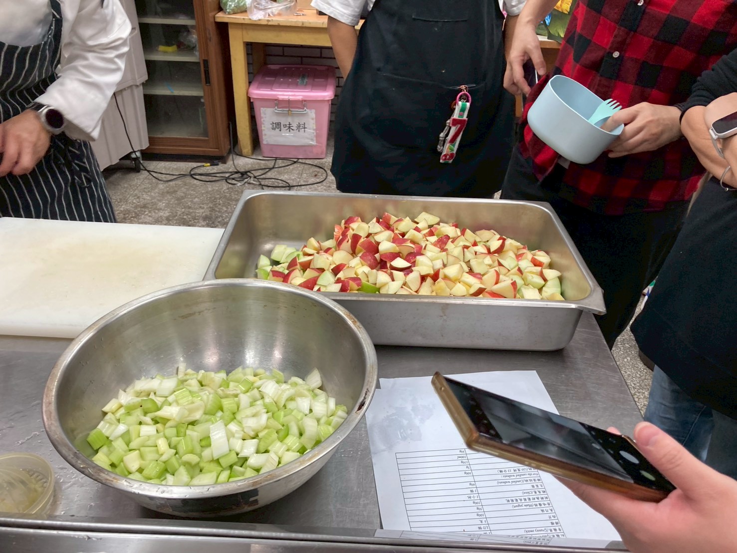 切西洋芹和蘋果