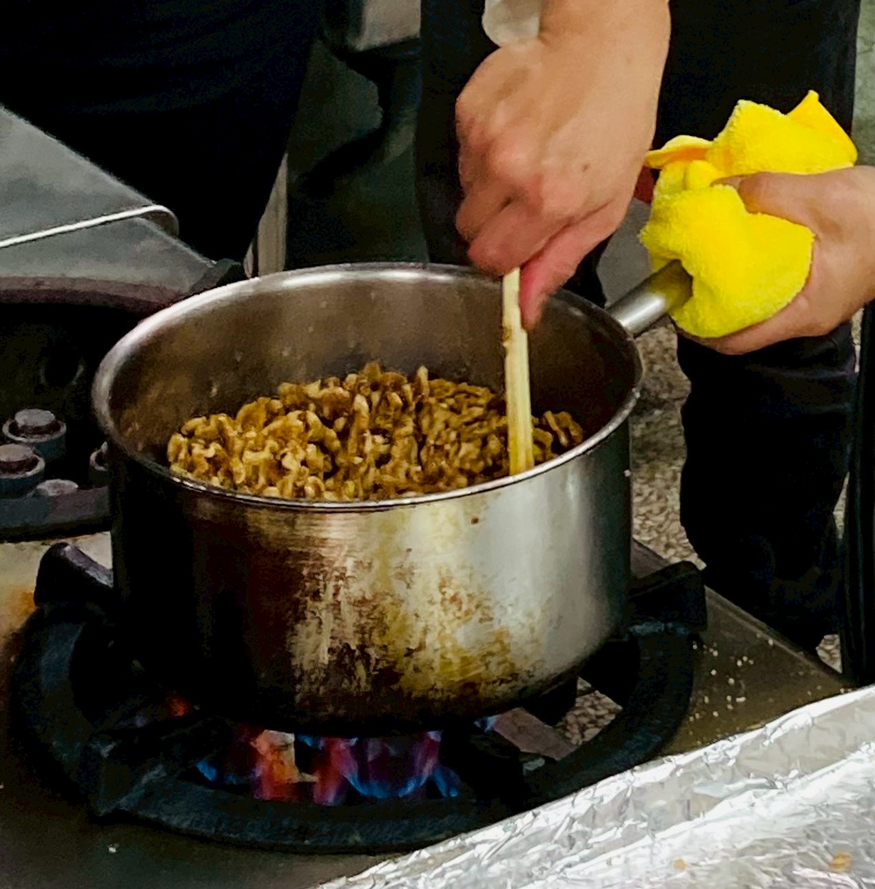 核桃丟進糖漿裡熬煮