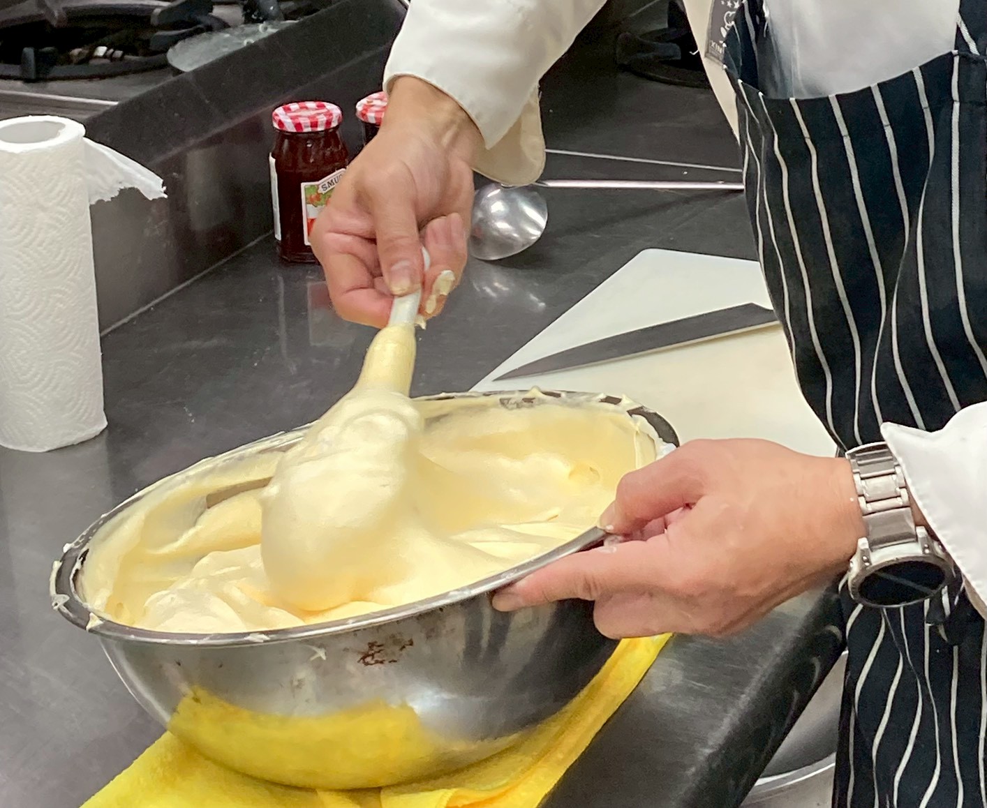 要由外往內攪拌配料