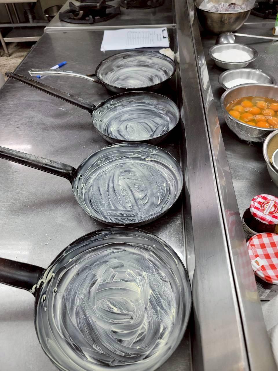 鍋子塗奶油和灑鹽放冷凍