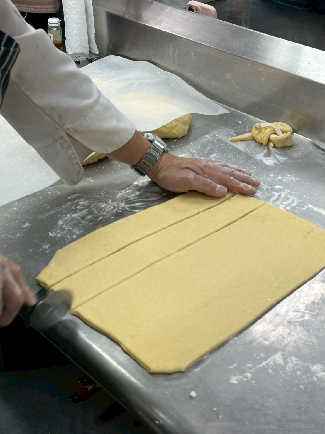 把麵團切成長條型