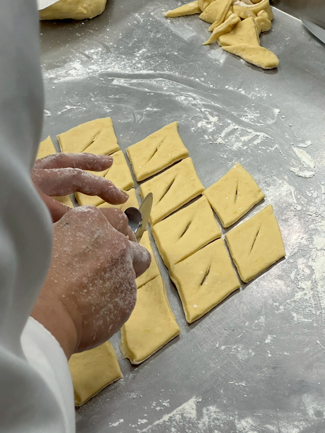 菱形麵團中間切一刀