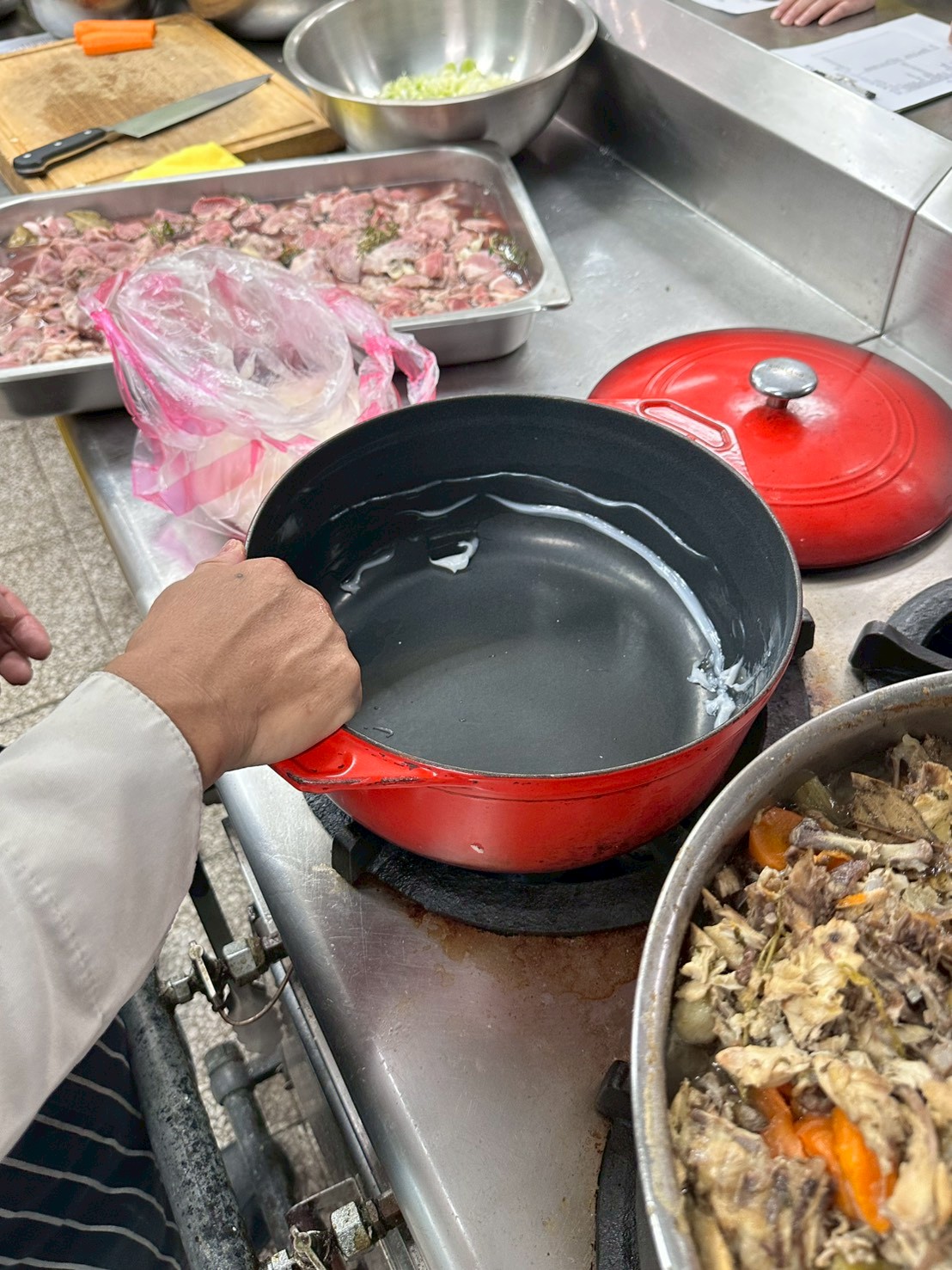 燉肉的鍋子先抹豬油